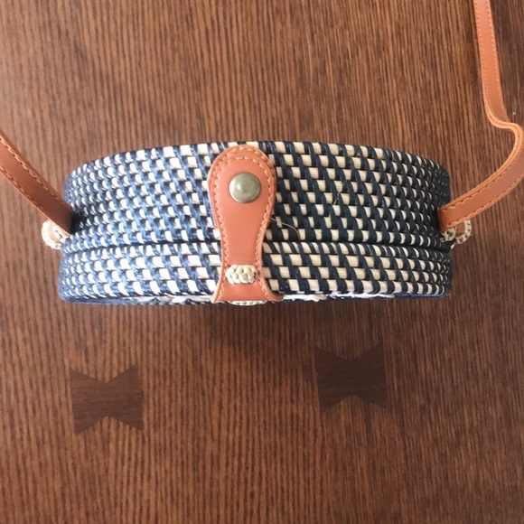 Women Round Rattan Purse - Picture 3 of 7